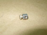 Зажим троса капота