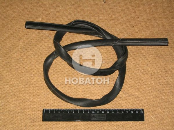 Уплотнитель капота задний Волга